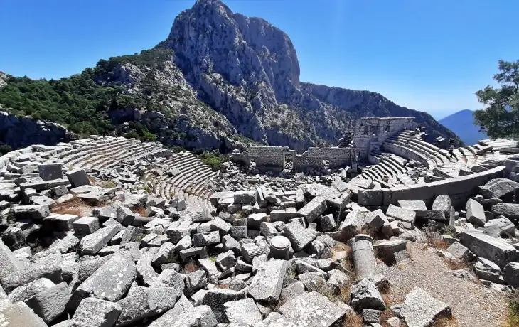 Termessos Antik Kenti tiyatrosu ve Güllük Dağı’nın sarp kayalık manzarası, Antalya